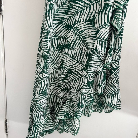 Green Leaf Print Women's Dress - Picture 2 of 6
